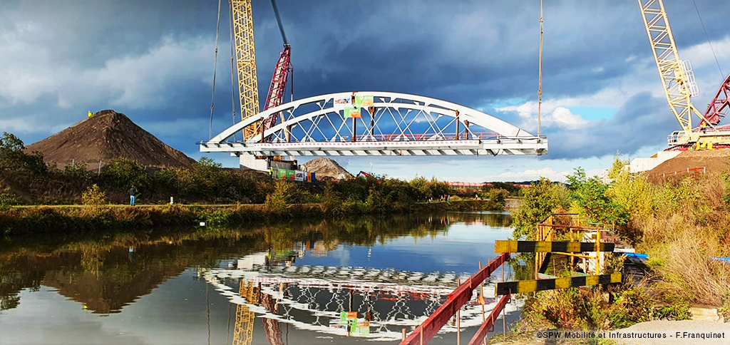 Un Nouveau Pont Installe A Charleroi