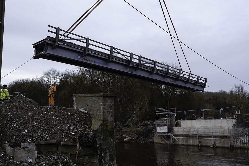 RECONSTRUCTION POST-INONDATIONS Pose d’un pont provisoire à Louheau pour permettre la reprise du trafic entre Pepinster et Trooz sur le N 61
